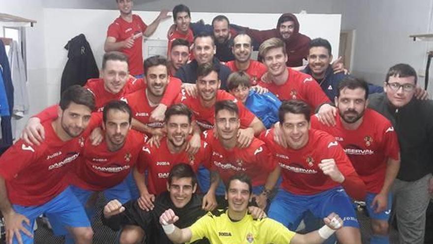 Los jugadores del Alginet celebraron la victoria en Tous.