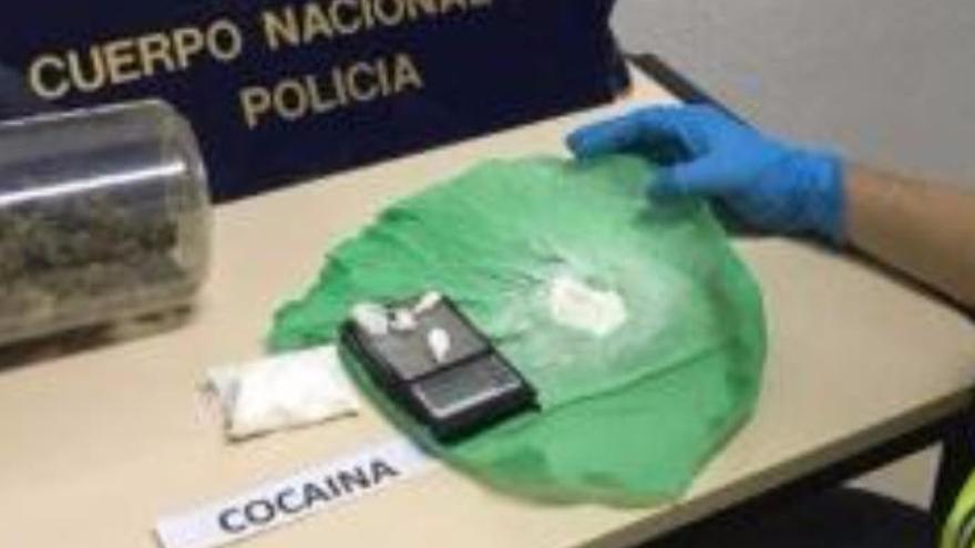 Droga incautada al repartidor.