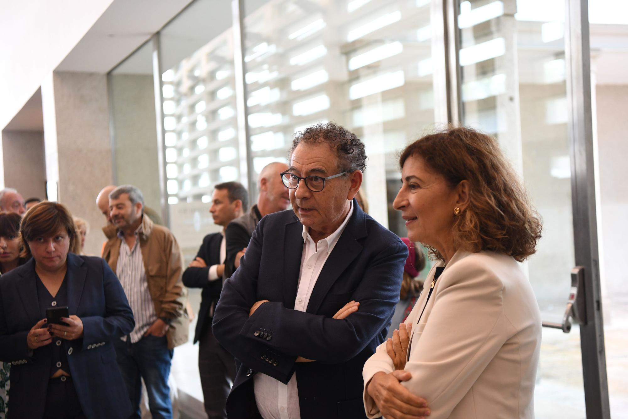 Roberto Verino reivindica a las mujeres en la inauguración de su exposición en la Fundación Luis Seoane