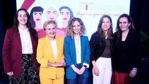 Participants de la taula rodona *Pioneres: dones que obren camí*. D’esquerra a dreta, Elena Ceballos, doctora en Física Aplicada i col·laboradora de la NASA; Carmen Quintanilla, presidenta d’AFAMMER; Sonia Suárez Moreno, vocal de la Junta Rectora del Col·legi d’Enginyers de Camins, Canals i Ports de Madrid; Camino San Millán, directora de Diversitat i Inclusió d’Acciona; i la moderadora de l’esdeveniment, Atala Martín, directora de Branded Content de Prensa Ibérica.