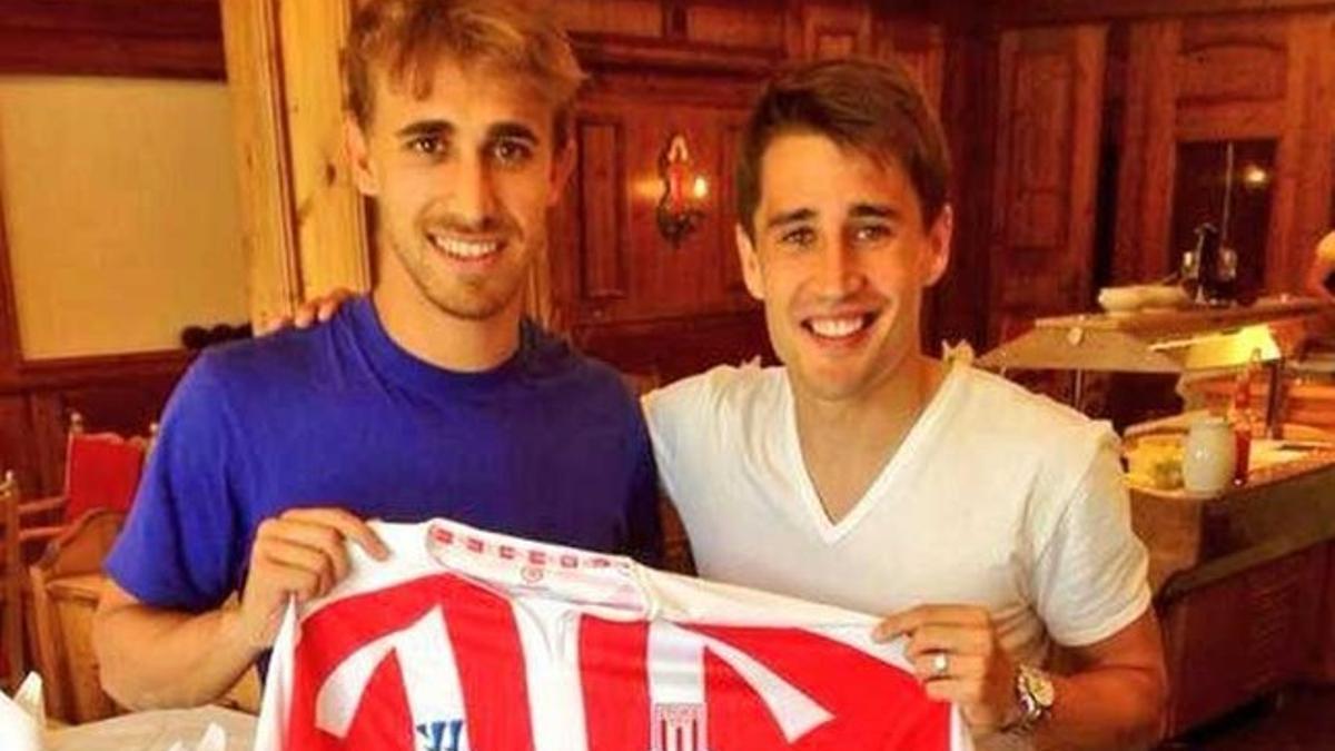 Muniesa y Bojan, posando con la camiseta del Stoke City