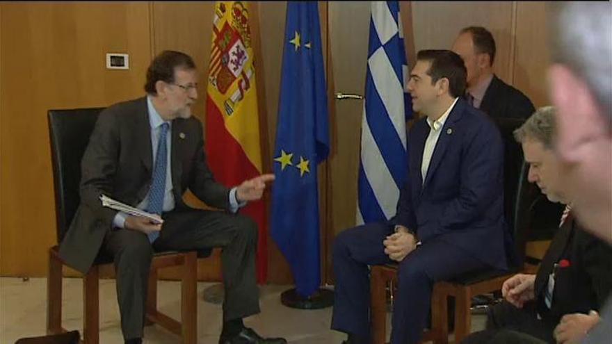 Mariano Rajoy y Alexis Tsipras acuerdan dejar a un lado ideologías para defender Europa