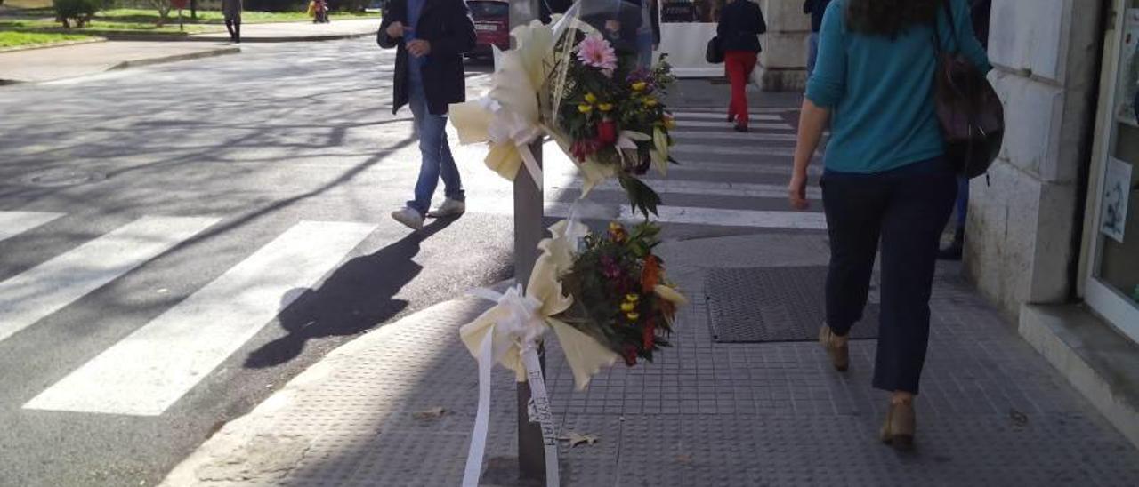 Flores en memoria de la discapacitada fallecida en un atropello en Palma hace 10 años.