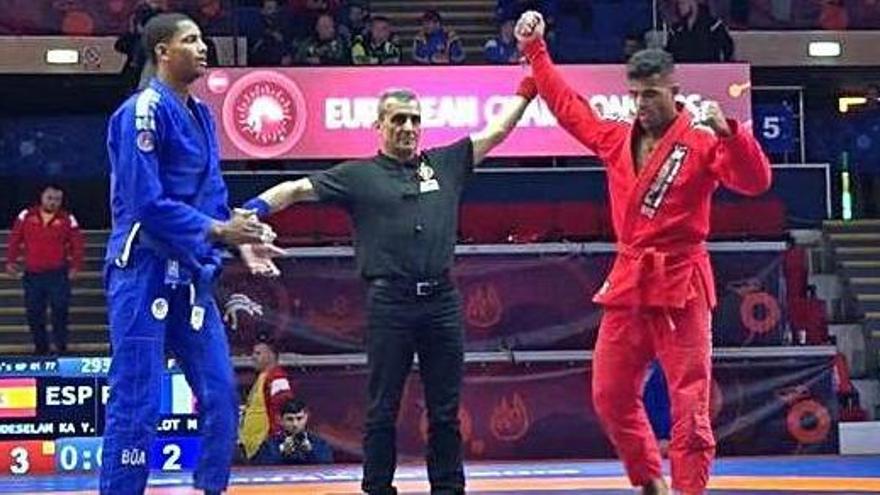 Kadur levanta el brazo como vencedor de la pelea por el bronce.