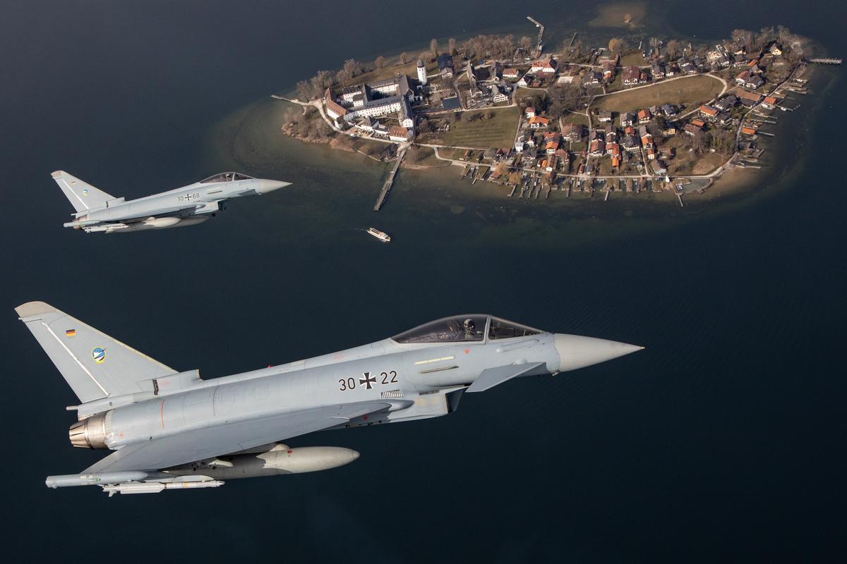 Eurofighters del Escuadrón 74 de la Luftwaffe sobrevuelan el lago bávaro Chiemse, el 2 de marzo de 2022.