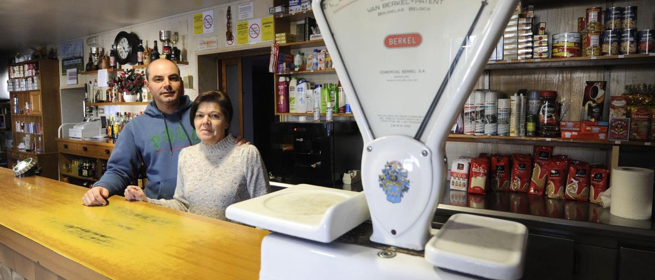 Marcos Vicente e a súa nai, Sara Sanmartín, detrás da barra da histórica taberna do Moucho.   | /BERNABÉ/JAVIER LALÍN