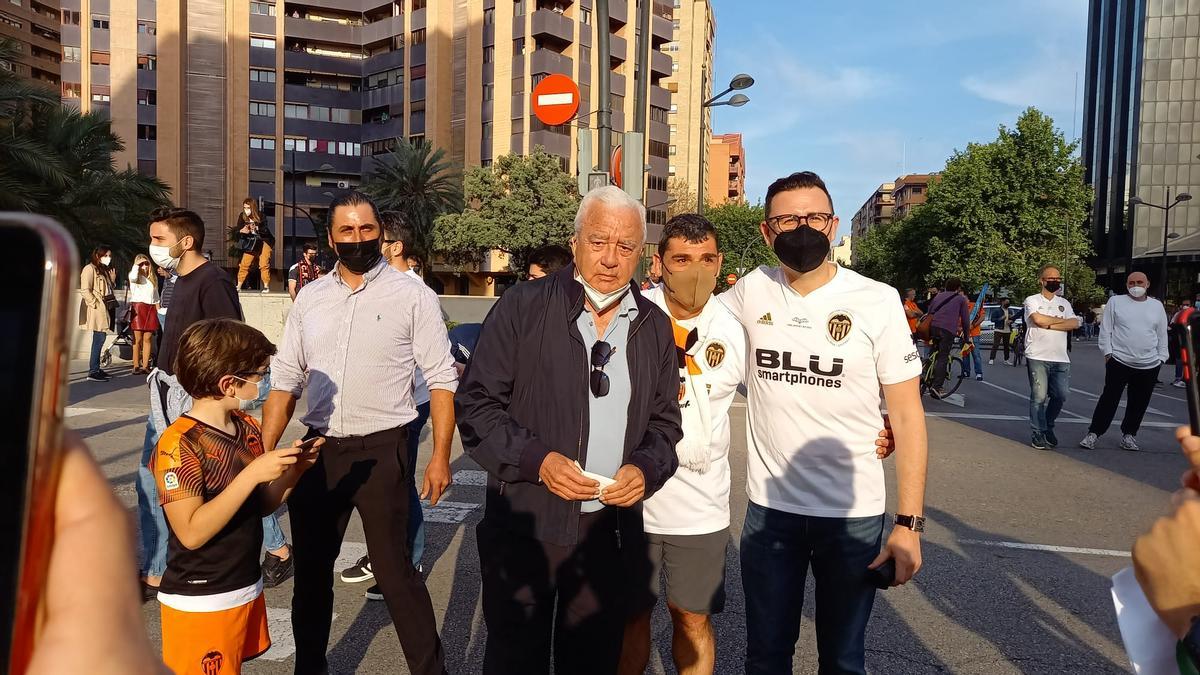 Las imágenes de la marcha de la afición valencianista contra Lim