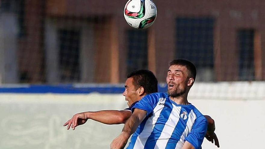 Otero disputa un balón con Geni en la Copa Federación.