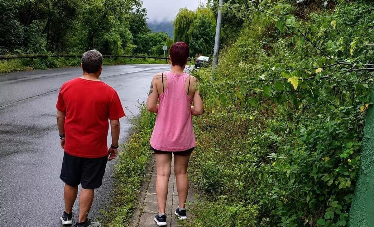 Vecinos en una de las aceras de Cuna y Cenera.