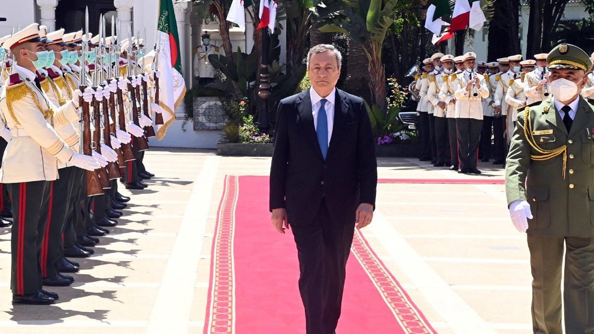 Mario Draghi, durante su visita a Argelia.