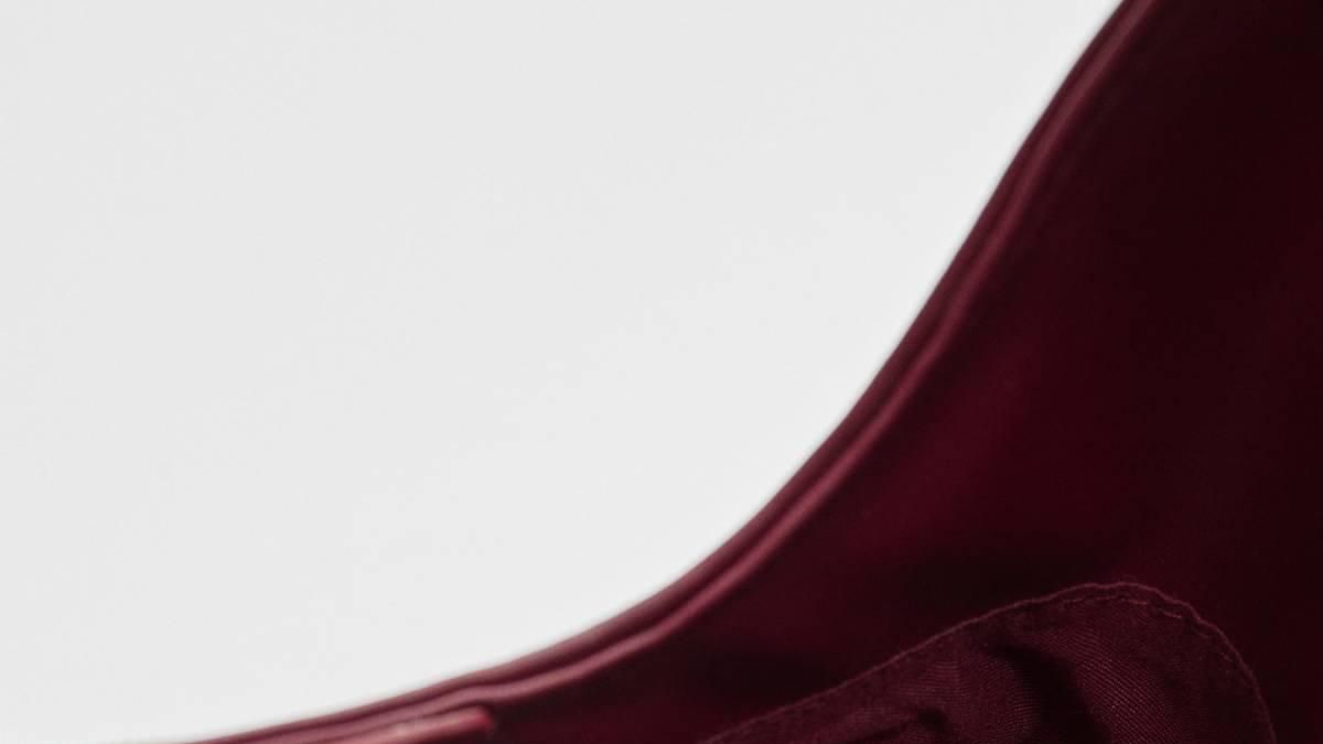 Stradivarius reinventa su bolso más agotado y lo saca en el color de la temporada