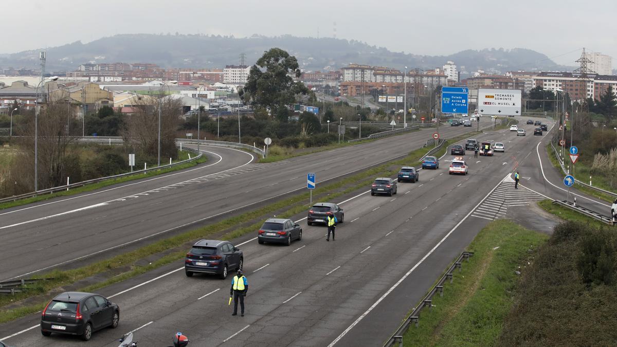 Control policial para rebajar la velocidad, en la avenida Príncipe de Asturias en dirección a La Calzada, en una imagen de archivo.