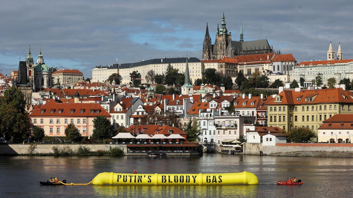 Greenpeace protesta con un gasoducto hinchable en Praga ante la cumbre de líderes europeos