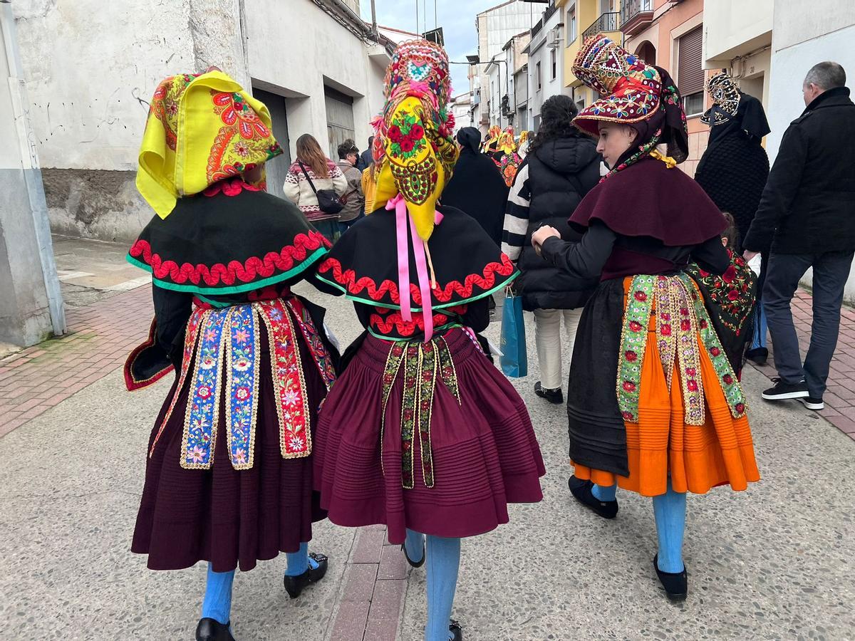 Trajes típicos por las calles de Montehermoso