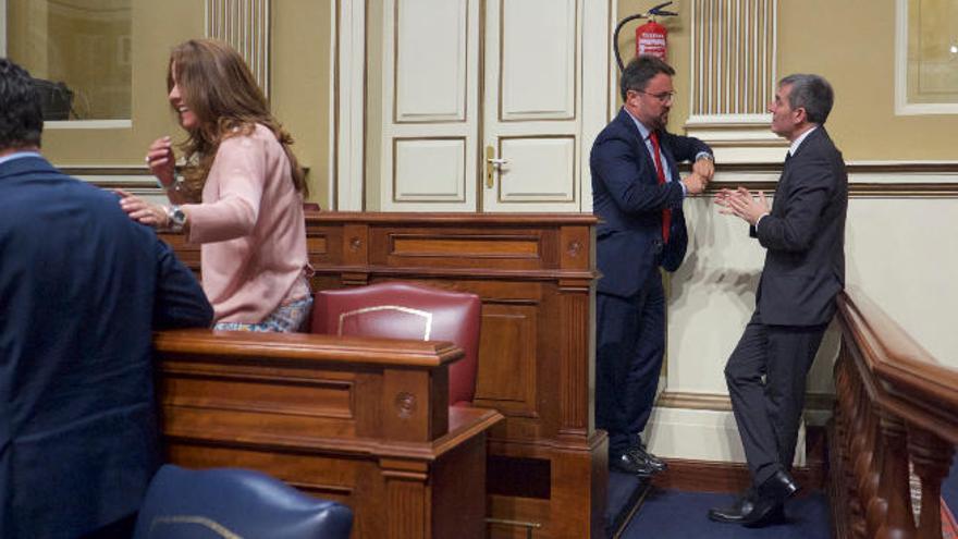 Asier Antona y Fernando Clavijo charlan minutos antes del inicio de uno de los plenos del Parlamento de Canarias.