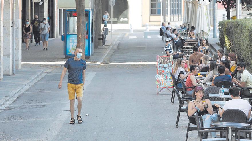 Gent a les terrasses dels bars durant el desconfinament