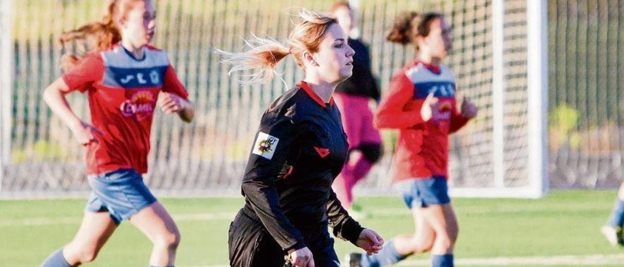 Sandra Saiz sigue una jugada durante el partido Fénix Moncada-La Eliana (Segunda Regional Femenina), el sábado pasado.