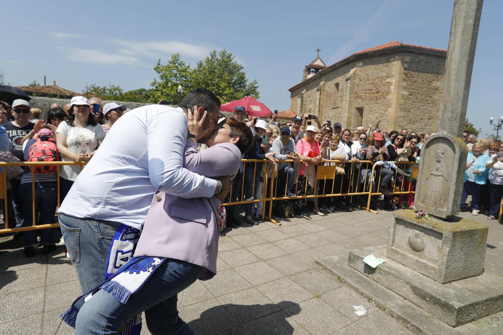 En imágenes: Tradicional rito del beso en la ermita de La Luz de Avilés