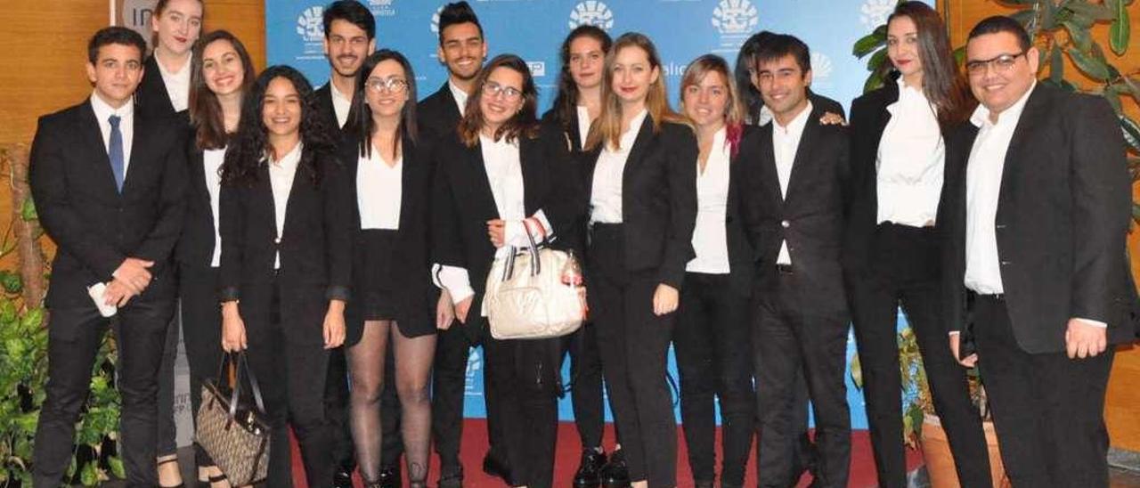 Alumnos del CIFP Compostela que realizan la parte práctica de la PF Dual en hoteles. // FdV