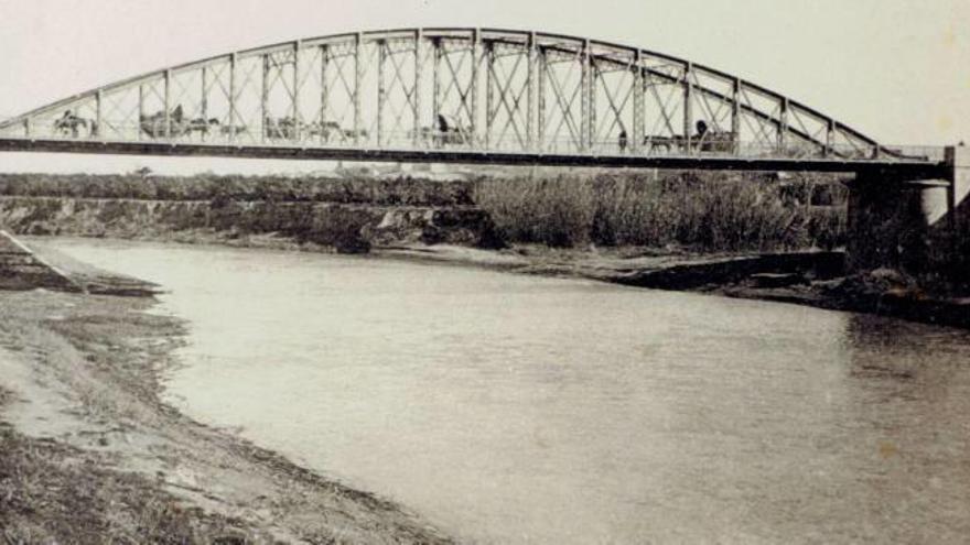 El Pont de Ferro, convertido hoy en uno de los emblemas urbanos de Alzira, cuando sólo transitaban carros sobre él.