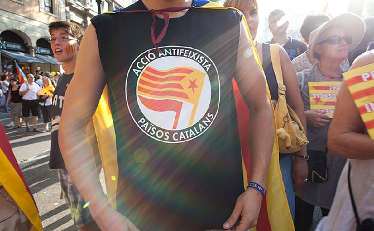 Los manifestantes han acudido a la manifestación con camisetas de todo tipo con mensajes a favor de la independencia