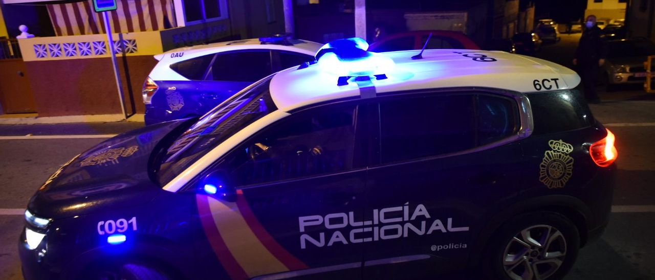 Coche de la Policía Nacional de noche en una imagen de archivo