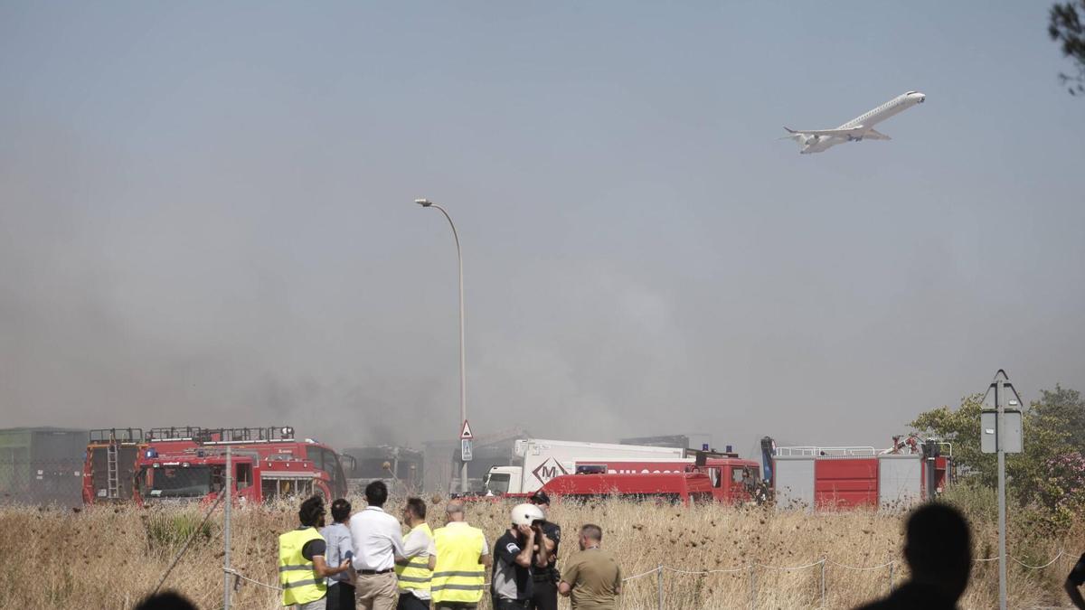 Un incendio de dos camiones en Mercapalma causa una gran cortina de humo y pone en alerta al aeropuerto de Palma
