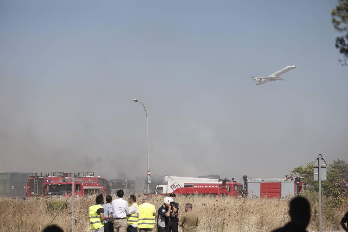 Un incendio de dos camiones provoca un gran fuego en Mercapalma