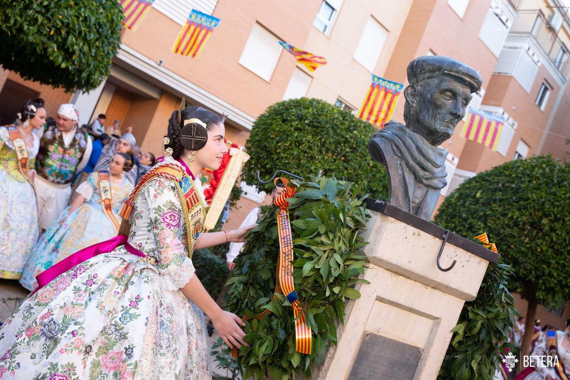 La primera ofrenda de Bétera: Las comisiones homenajean al cantaor 'Xiquet de Bétera'