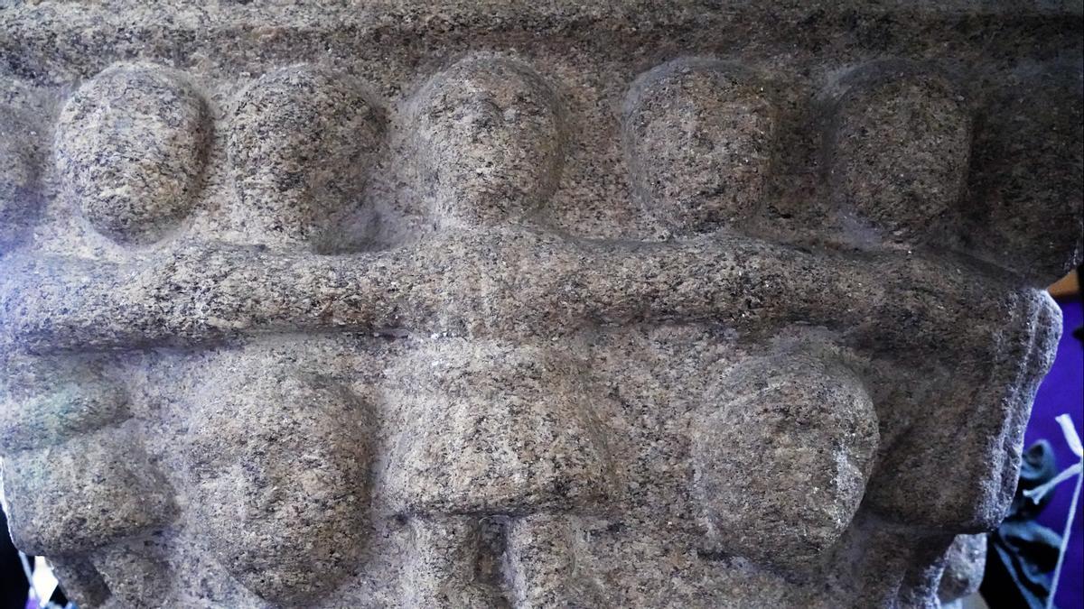 Detalle de uno de los capiteles del arco central del soportal del palacete gótico de la Praza de Cervantes conservado en el IES Rosalía de Castro