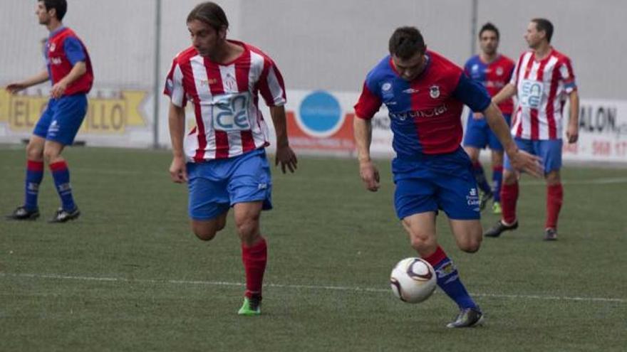 El jugador del Langreo Matías corre con el balón en el partido de ida disputado ante el Navia en Ganzábal.