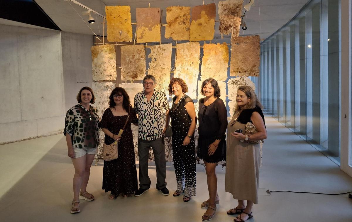 El artista junto a varias espectadoras y ante una de las obras