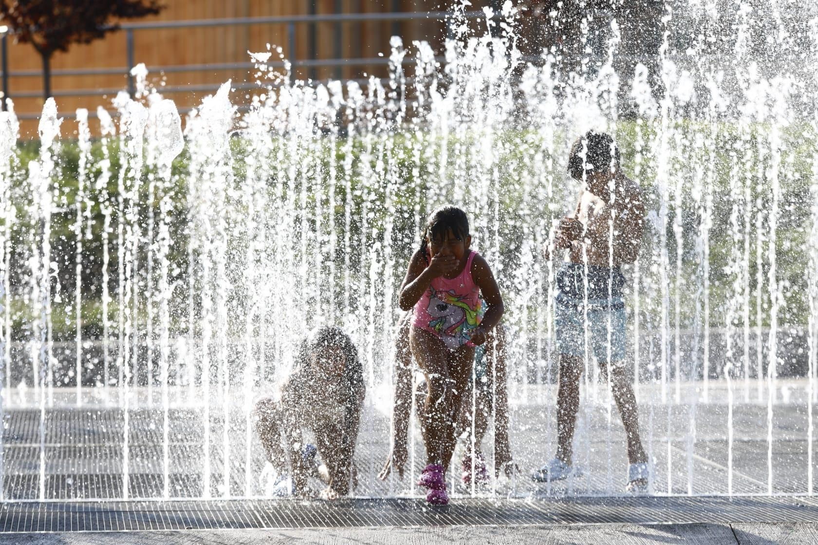 En imágenes I Los zaragozanos combaten en calor en las piscinas y en las fuentes