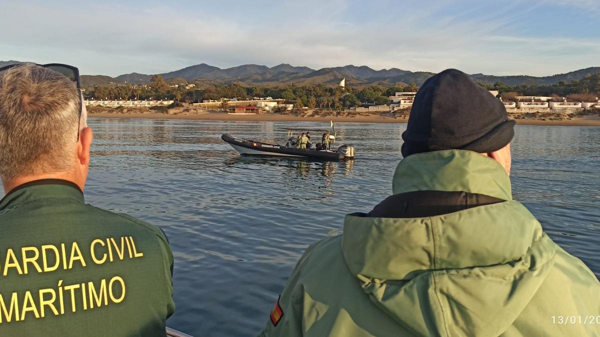 Equipo de submarinistas de la Guardia Civil buscan restos de la mujer decapitada en Marbella.