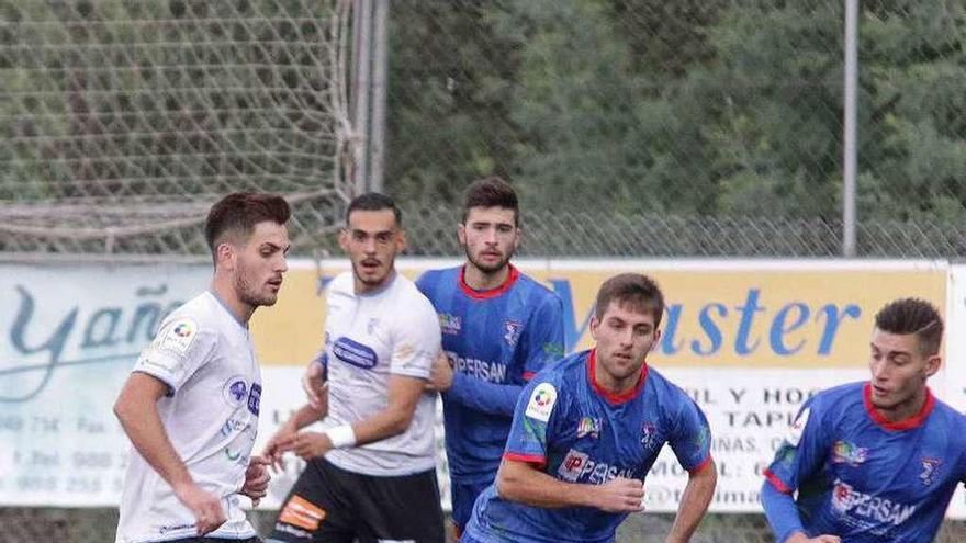 Un jugador del Ourense F.C. golpea el balón. // Iñaki Osorio