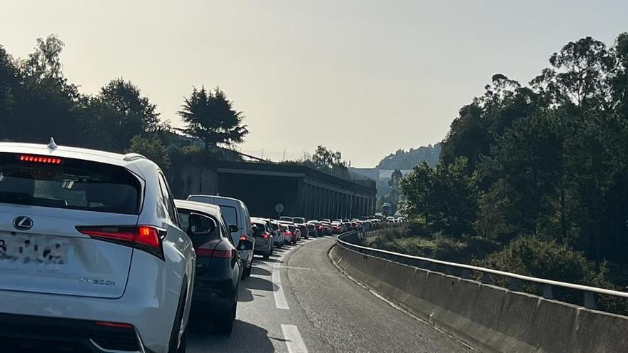 Atasco en la AP-9, antes de la salida del aeropuerto