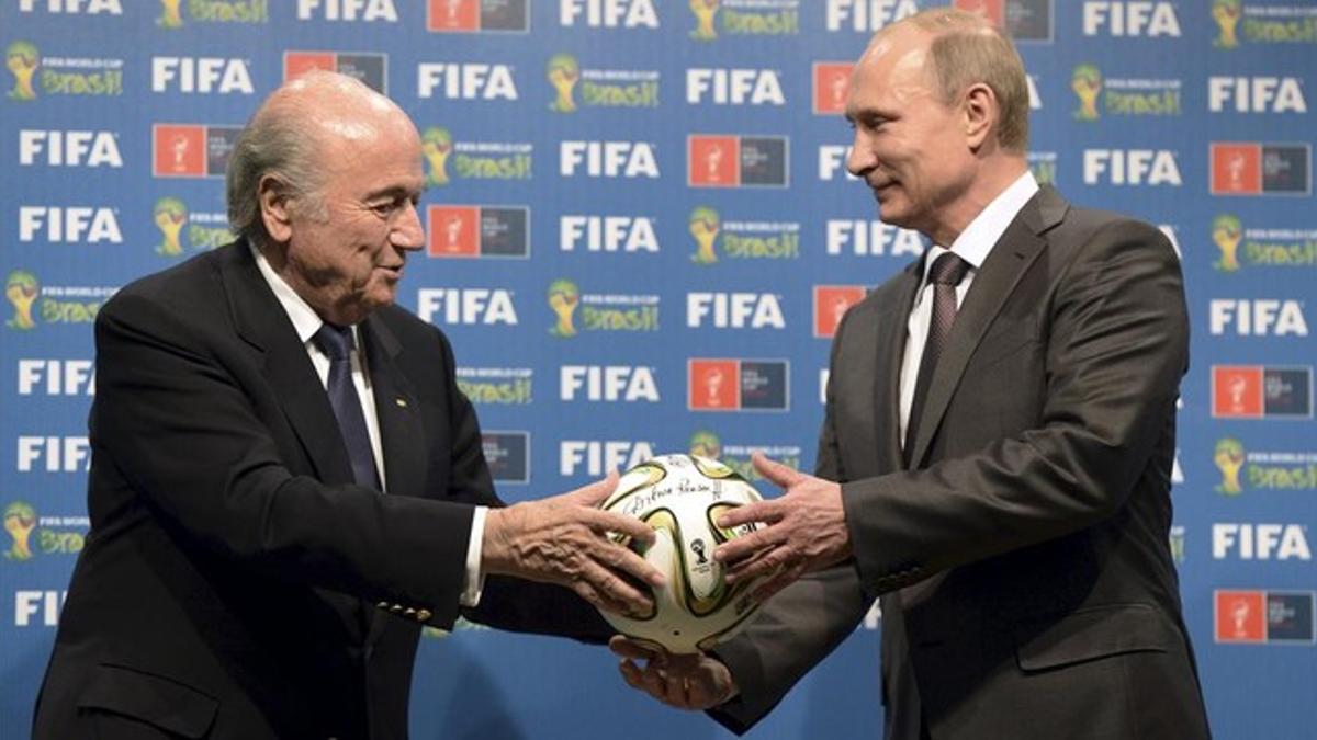 Putin, con Blatter en julio del 2014.