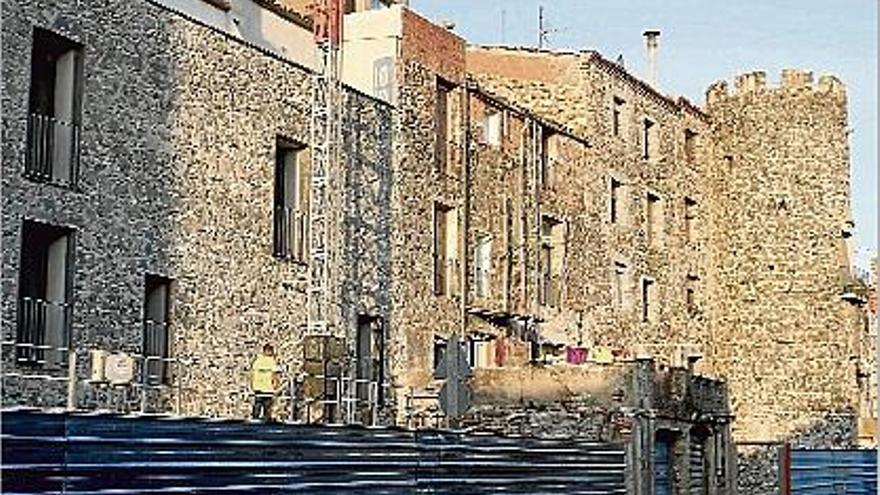 La reforma de la muralla va endavant però encara resten algunes cases intactes a causa de la suspensió d&#039;obres.