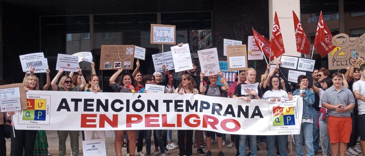 Trabajadoras de atención temprana protestan frente a la conselleria de Igualdad en València.