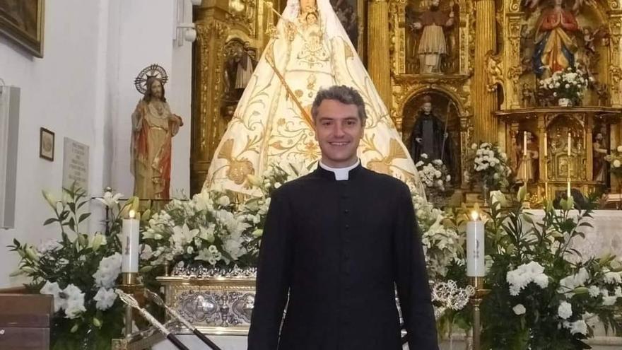 Luis Fernando Valiente Clemente junto a la Virgen del Campo, patrona de Aliseda.