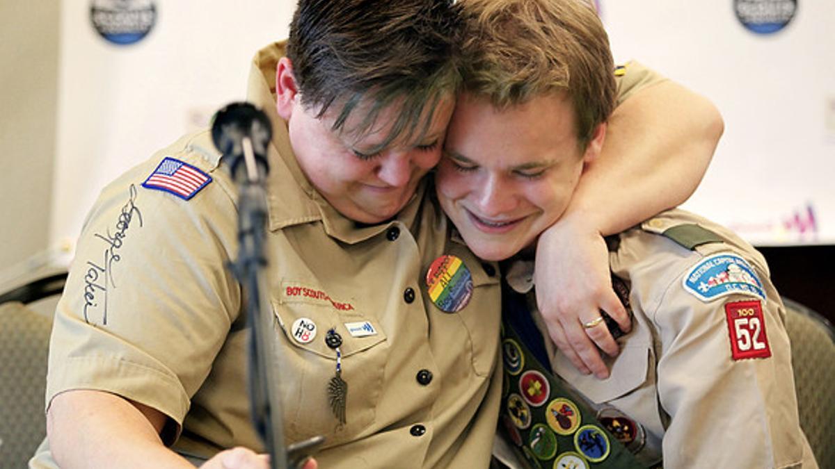 Jennifer Tyrrell y Pascal Tessier celebran el fin del veto de los Boy Scouts a jóvenes gais, en mayo del 2013.