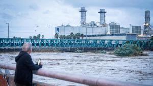 A pie de calle | El parque fluvial del Besòs está cerrado porque está impracticable, con el río fuera de su cauce