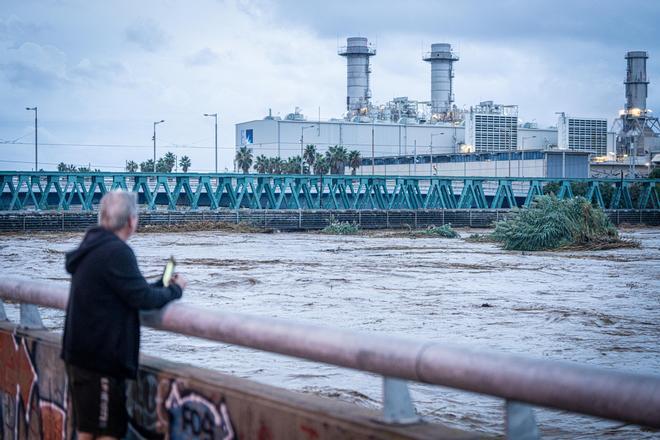 A pie de calle  "El parque fluvial del Besòs está cerrado porque está impracticable, con el río fuera de su cauce"
