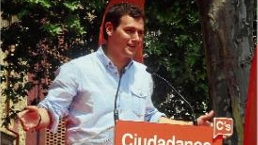 El candidat de Ciutadans, Albert Rivera, durant l&#039;acte de Nou Barris.