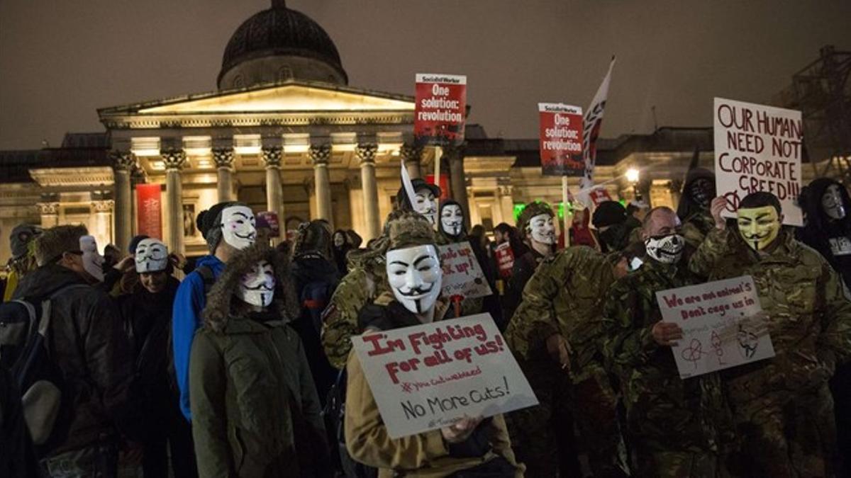 La 'Marcha de las mil máscaras' en la Trafalgar Square durante la manifestación de este jueves.