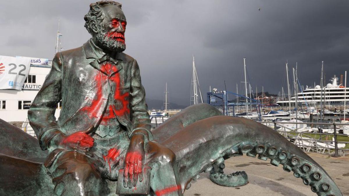 Nuevo ataque de vandalismo a la escultura de Verne | ALBA VILLAR