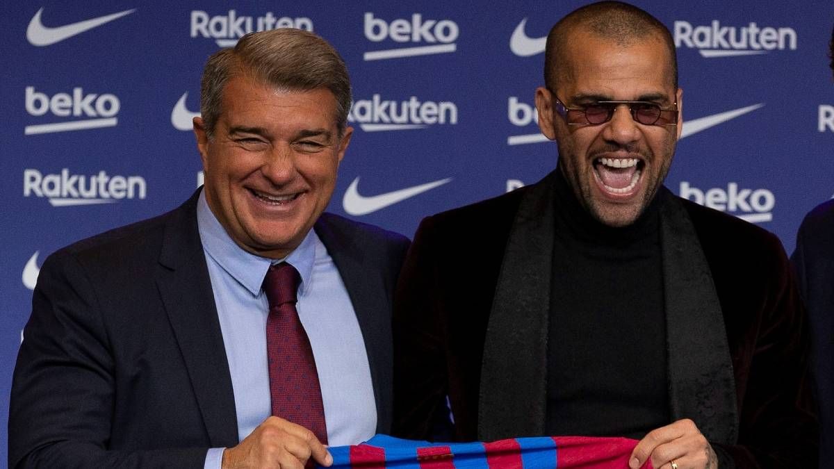 Alves posó con Laporta en su presentación