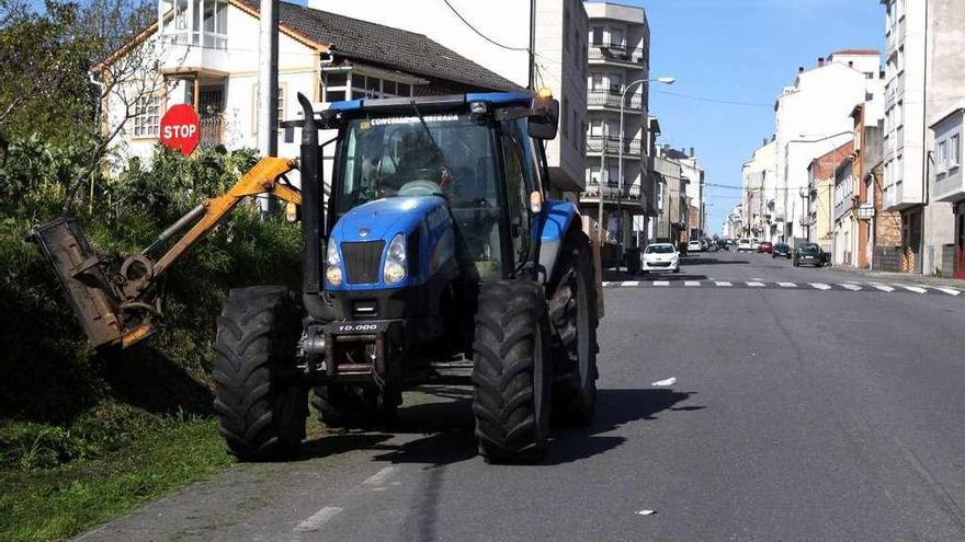 Operarios municipales realizan desbroces y limpiezas en un acceso a la villa. // Bernabé/Javier Lalín