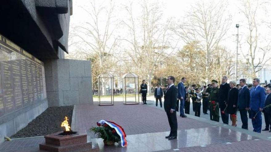 Medvédev (delante) realiza una ofrenda floral en el monumento a los defensores de Sebastopol.  // Efe