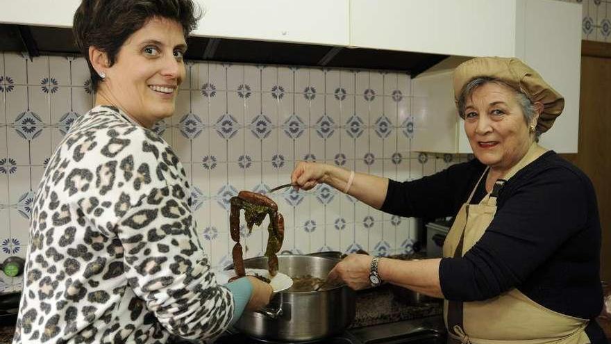 Lola Currás (dcha.) junto a su hija Silvia, ayer, en los fogones de su restaurante. // Bernabé/Javier Lalín